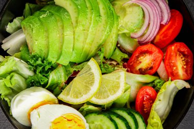 Avokado salata yumurtası, domates, soğan, yeşil yaprak, sebze, sebze, sebze...... iştah açıcı...... iştah açıcı, leziz gurme yemek arkaplanı...... masanın üstünde, rustik üst görünüm...... fotokopi alanı keto ve paleo diyeti vegan ve vejetaryen yemeği.