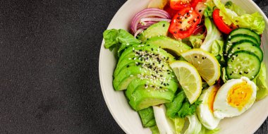 Avokado salata yumurtası, domates, soğan, yeşil yaprak, sebze, sebze, sebze...... iştah açıcı...... iştah açıcı, leziz gurme yemek arkaplanı...... masanın üstünde, rustik üst görünüm...... fotokopi alanı keto ve paleo diyeti vegan ve vejetaryen yemeği.