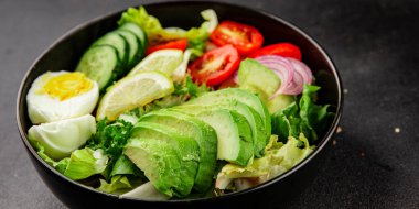 Avokado salata yumurtası, domates, soğan, yeşil yaprak, sebze, sebze, sebze...... iştah açıcı...... iştah açıcı, leziz gurme yemek arkaplanı...... masanın üstünde, rustik üst görünüm...... fotokopi alanı keto ve paleo diyeti vegan ve vejetaryen yemeği.