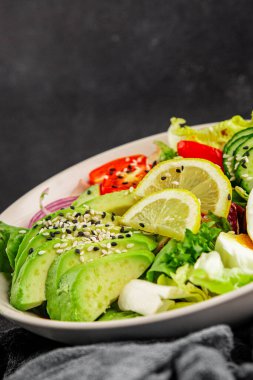 Avokado salata yumurtası, domates, soğan, yeşil yaprak, sebze, sebze, sebze...... iştah açıcı...... iştah açıcı, leziz gurme yemek arkaplanı...... masanın üstünde, rustik üst görünüm...... fotokopi alanı keto ve paleo diyeti vegan ve vejetaryen yemeği.
