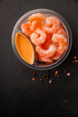 Soslu tapas karidesi taze deniz ürünleri doğal ürünler lezzetli lezzetli gurme yemek arkaplanı masa üzerinde rustik üst görünüm fotokopi alanı diyeti
