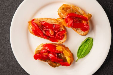 Brüksel usulü kavrulmuş biber, sebze, doğal ürün, lezzetli çerez, leziz gurme yemek arkaplanı, masa üzerinde rustik üst görünüm, fotokopi alanı vegan ve vejetaryen yemekleri.