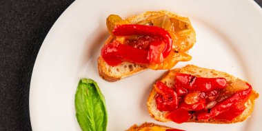 Brüksel usulü kavrulmuş biber, sebze, doğal ürün, lezzetli çerez, leziz gurme yemek arkaplanı, masa üzerinde rustik üst görünüm, fotokopi alanı vegan ve vejetaryen yemekleri.