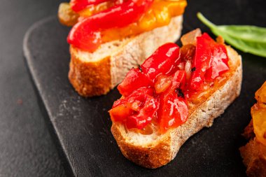 Brüksel usulü kavrulmuş biber, sebze, doğal ürün, lezzetli çerez, leziz gurme yemek arkaplanı, masa üzerinde rustik üst görünüm, fotokopi alanı vegan ve vejetaryen yemekleri.