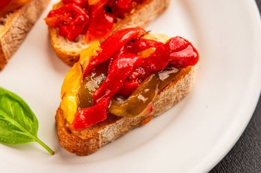 Brüksel usulü kavrulmuş biber, sebze, doğal ürün, lezzetli çerez, leziz gurme yemek arkaplanı, masa üzerinde rustik üst görünüm, fotokopi alanı vegan ve vejetaryen yemekleri.