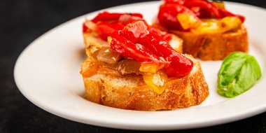 Brüksel usulü kavrulmuş biber, sebze, doğal ürün, lezzetli çerez, leziz gurme yemek arkaplanı, masa üzerinde rustik üst görünüm, fotokopi alanı vegan ve vejetaryen yemekleri.