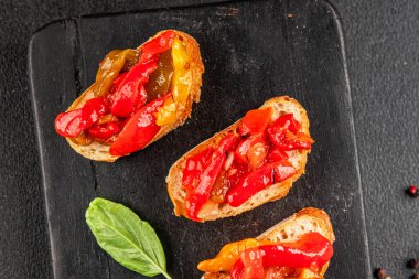 Brüksel usulü kavrulmuş biber, sebze, doğal ürün, lezzetli çerez, leziz gurme yemek arkaplanı, masa üzerinde rustik üst görünüm, fotokopi alanı vegan ve vejetaryen yemekleri.