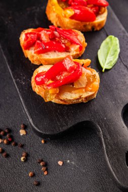 Brüksel usulü kavrulmuş biber, sebze, doğal ürün, lezzetli çerez, leziz gurme yemek arkaplanı, masa üzerinde rustik üst görünüm, fotokopi alanı vegan ve vejetaryen yemekleri.