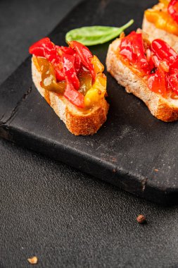 Brüksel usulü kavrulmuş biber, sebze, doğal ürün, lezzetli çerez, leziz gurme yemek arkaplanı, masa üzerinde rustik üst görünüm, fotokopi alanı vegan ve vejetaryen yemekleri.