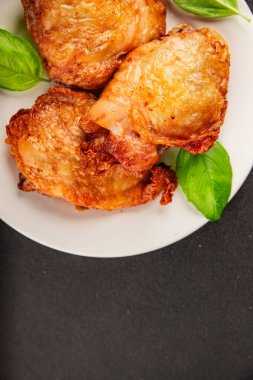 Tavuk butları kızarmış kümes hayvanları eti... doğal ürün... lezzetli çerez... lezzetli gurme yemek arka planı... masanın kırsal kesiminde... fotokopi alanı.