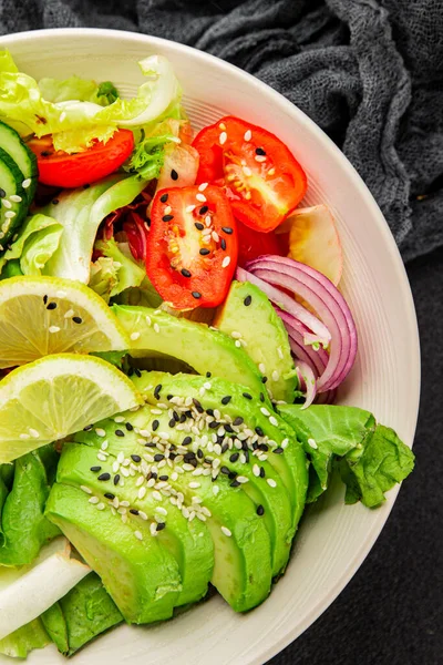 Avokado salata yumurtası, domates, soğan, yeşil yaprak, sebze, sebze, sebze...... iştah açıcı...... iştah açıcı, leziz gurme yemek arkaplanı...... masanın üstünde, rustik üst görünüm...... fotokopi alanı keto ve paleo diyeti vegan ve vejetaryen yemeği.