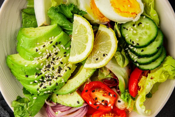 Avokado salata yumurtası, domates, soğan, yeşil yaprak, sebze, sebze, sebze...... iştah açıcı...... iştah açıcı, leziz gurme yemek arkaplanı...... masanın üstünde, rustik üst görünüm...... fotokopi alanı keto ve paleo diyeti vegan ve vejetaryen yemeği.