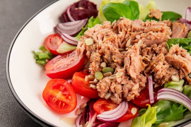 Ton balığı salatası, konserve balık, domates, yeşil yaprak salatası sebze, sebze, doğal ürünler, lezzetli atıştırmalıklar, lezzetli gurme yemek arkaplanı, masa üstünde, rustik üst görünüm, fotokopi alanı keto ve paleo diyeti, vejetaryen diyeti, pesseeter.