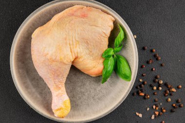 Tavuk budu çiğ taze çiftlik eti kümes hayvanları doğal ürünler lezzetli çerezler lezzetli gurme yemek arka planı masanın kırsal kesiminde fotokopi alanı