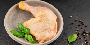 Tavuk budu çiğ taze çiftlik eti kümes hayvanları doğal ürünler lezzetli çerezler lezzetli gurme yemek arka planı masanın kırsal kesiminde fotokopi alanı