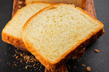 Brioche ekmeği fırın pastasını dilimliyor. Doğal ürün. Lezzetli atıştırmalıklar.