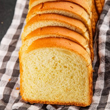 Brioche ekmeği fırın pastasını dilimliyor. Doğal ürün. Lezzetli atıştırmalıklar.