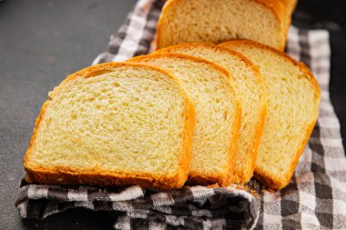 Brioche ekmeği fırın pastasını dilimliyor. Doğal ürün. Lezzetli atıştırmalıklar.