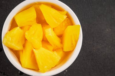 Ananas konserveleri tatlı meyve parçaları lezzetli çerezler lezzetli gurme yemek arkaplan masa üzerinde rustik üst görünüm fotokopi alanı keto ve paleo diyet vejetaryen ve vejetaryen gıda