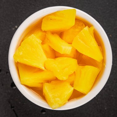 Ananas konserveleri tatlı meyve parçaları lezzetli çerezler lezzetli gurme yemek arkaplan masa üzerinde rustik üst görünüm fotokopi alanı keto ve paleo diyet vejetaryen ve vejetaryen gıda