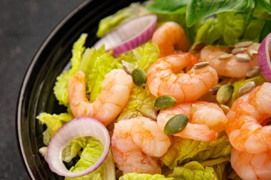 Karidesli salata, deniz ürünleri, lezzetli çerezler, lezzetli gurme yemek arka planı, rustik üst görünüm fotokopi alanı keto ve paleo diyeti, vejetaryen diyeti, pesseeter diyet.