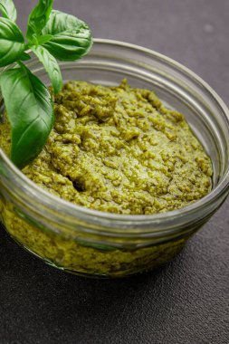 Pesto soslu fesleğen, zeytinyağı, parmesan, çam fıstığı, sarımsaklı doğal ürün lezzetli çerez, lezzetli yemek arkaplan rustik üst görünüm fotokopi alanı.