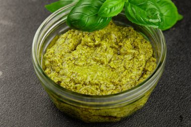 Pesto soslu fesleğen, zeytinyağı, parmesan, çam fıstığı, sarımsaklı doğal ürün lezzetli çerez, lezzetli yemek arkaplan rustik üst görünüm fotokopi alanı.