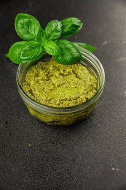 Pesto soslu fesleğen, zeytinyağı, parmesan, çam fıstığı, sarımsaklı doğal ürün lezzetli çerez, lezzetli yemek arkaplan rustik üst görünüm fotokopi alanı.