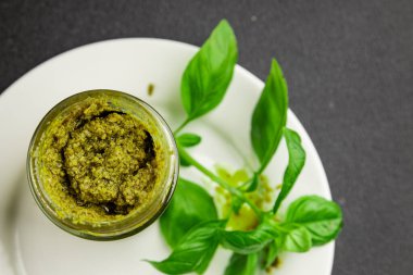 Pesto soslu fesleğen, zeytinyağı, parmesan, çam fıstığı, sarımsaklı doğal ürün lezzetli çerez, lezzetli yemek arkaplan rustik üst görünüm fotokopi alanı.