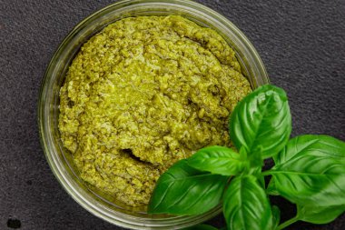 Pesto soslu fesleğen, zeytinyağı, parmesan, çam fıstığı, sarımsaklı doğal ürün lezzetli çerez, lezzetli yemek arkaplan rustik üst görünüm fotokopi alanı.