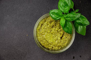 Pesto soslu fesleğen, zeytinyağı, parmesan, çam fıstığı, sarımsaklı doğal ürün lezzetli çerez, lezzetli yemek arkaplan rustik üst görünüm fotokopi alanı.
