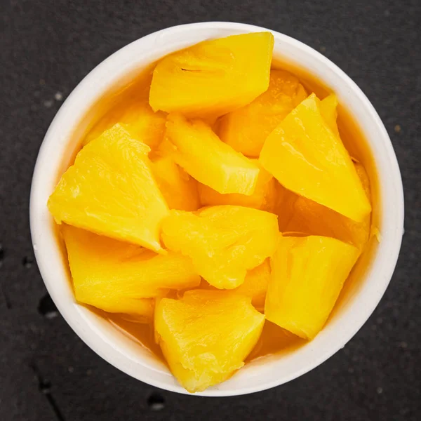 Ananas konserveleri tatlı meyve parçaları lezzetli çerezler lezzetli gurme yemek arkaplan masa üzerinde rustik üst görünüm fotokopi alanı keto ve paleo diyet vejetaryen ve vejetaryen gıda