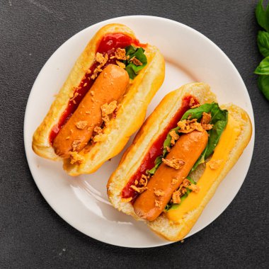 Sosisli kızartılmış soğan, sosis, çörek, fast food lezzetli çerez lezzetli gurme yemek arka planı masanın kırsal kesiminde fotokopi alanı.