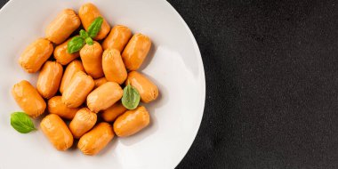 Sosis mini et porsiyon fast food doğal ürün lezzetli lezzetli gurme yemek arkaplan masa rustik üst görünüm fotokopi alanı