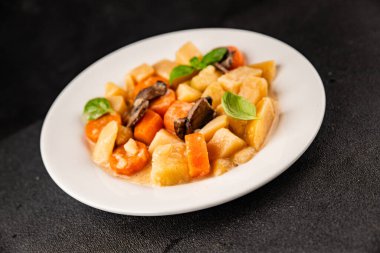 Patates yahnisi mantarı ve sebze. Doğal çerez. Lezzetli lezzetli gurme yemek. Masanın üstünde.