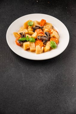 Patates yahnisi mantarı ve sebze. Doğal çerez. Lezzetli lezzetli gurme yemek. Masanın üstünde.