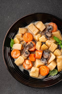 Patates yahnisi mantarı ve sebze. Doğal çerez. Lezzetli lezzetli gurme yemek. Masanın üstünde.