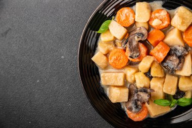 Patates yahnisi mantarı ve sebze. Doğal çerez. Lezzetli lezzetli gurme yemek. Masanın üstünde.