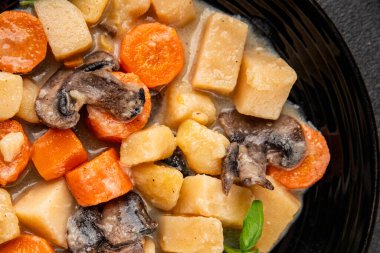 Patates yahnisi mantarı ve sebze. Doğal çerez. Lezzetli lezzetli gurme yemek. Masanın üstünde.