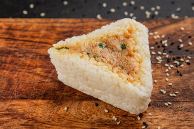 Onigiri sushi ton balığı. Japon yemeği. Lezzetli aperatifler.