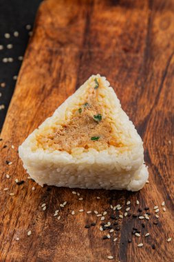 Onigiri sushi ton balığı. Japon yemeği. Lezzetli aperatifler.