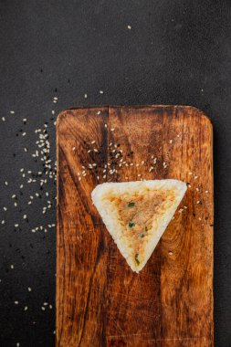 Onigiri sushi ton balığı. Japon yemeği. Lezzetli aperatifler.