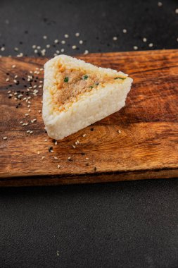 Onigiri sushi ton balığı. Japon yemeği. Lezzetli aperatifler.