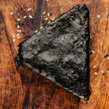 Onigiri sushi ton balığı. Japon yemeği. Lezzetli aperatifler.