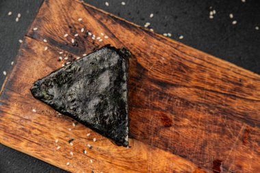 Onigiri sushi ton balığı. Japon yemeği. Lezzetli aperatifler.