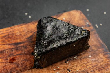 Onigiri sushi ton balığı. Japon yemeği. Lezzetli aperatifler.