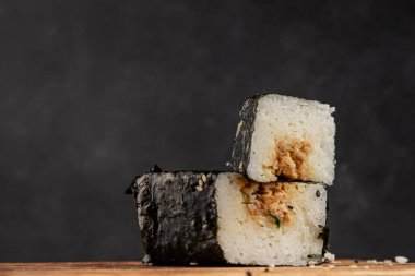 Onigiri sushi ton balığı. Japon yemeği. Lezzetli aperatifler.