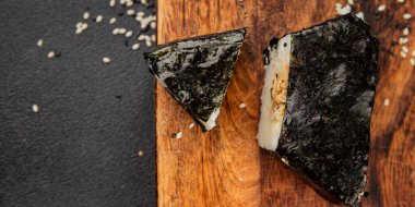 Onigiri sushi ton balığı. Japon yemeği. Lezzetli aperatifler.