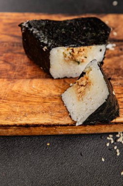 Onigiri sushi ton balığı. Japon yemeği. Lezzetli aperatifler.