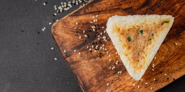 Onigiri sushi ton balığı. Japon yemeği. Lezzetli aperatifler.